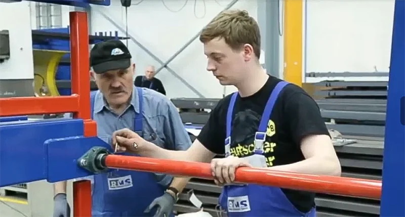 Crank Out Racks: Easy Operation & Maintenance