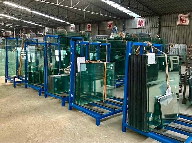 Stackable shipping racks for curtain wall panels