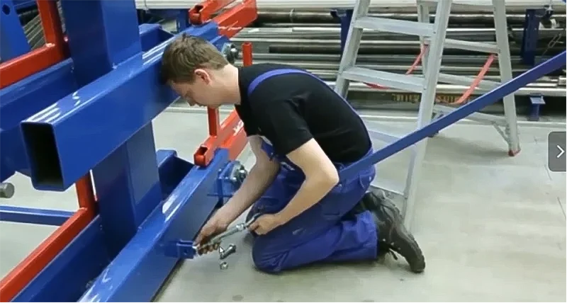 Jam-free retractable storage arms