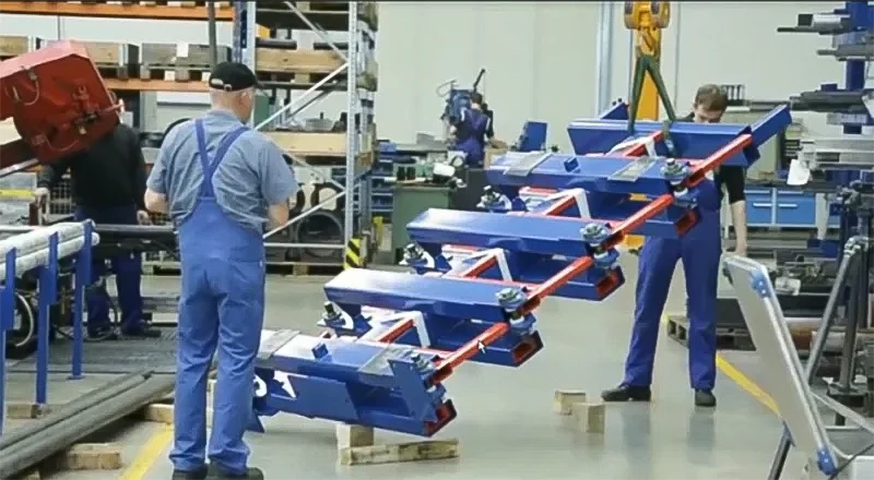 Assembling telescopic cantilever rack using overhead crane